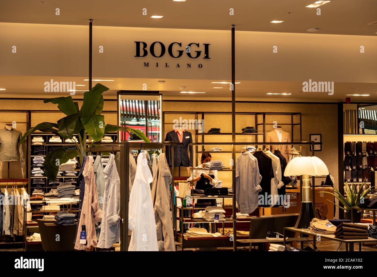 London- Boggi Milano store interni su Regent Street, un marchio di moda italiano Foto Stock