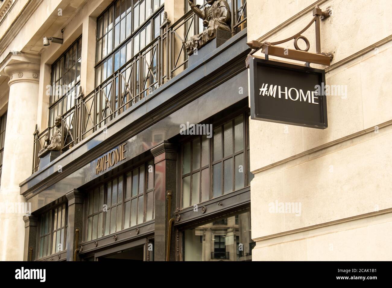 Cartellonistica per negozi al dettaglio a Londra H & M West End Foto Stock