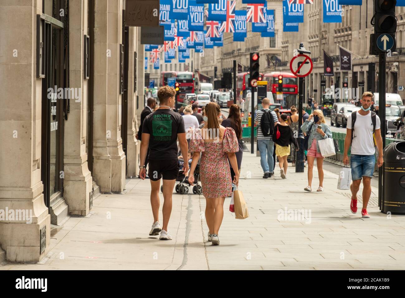 Londra- Agosto 2020: Gli acquirenti su Oxford Street indossano maschere facciali Foto Stock