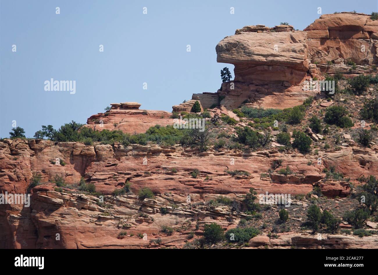 Esplorando i diversi sentieri e le strade secondarie intorno a Sedona, Arizona, si possono ammirare panorami incredibili e incredibili formazioni rocciose. Foto Stock