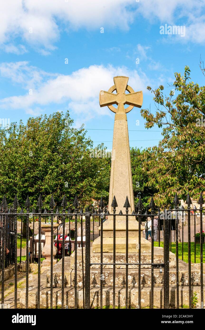 Un memoriale di guerra di pietra commemora i residenti di Santa Isola che sono stati uccisi o mancanti nella Grande Guerra (prima Guerra Mondiale) e la seconda Guerra Mondiale Foto Stock