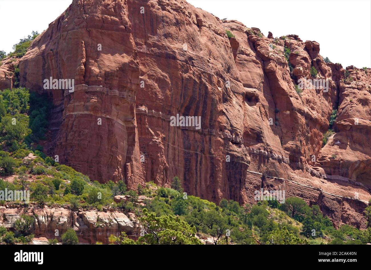 Esplorando i diversi sentieri e le strade secondarie intorno a Sedona, Arizona, si possono ammirare panorami incredibili e incredibili formazioni rocciose. Foto Stock