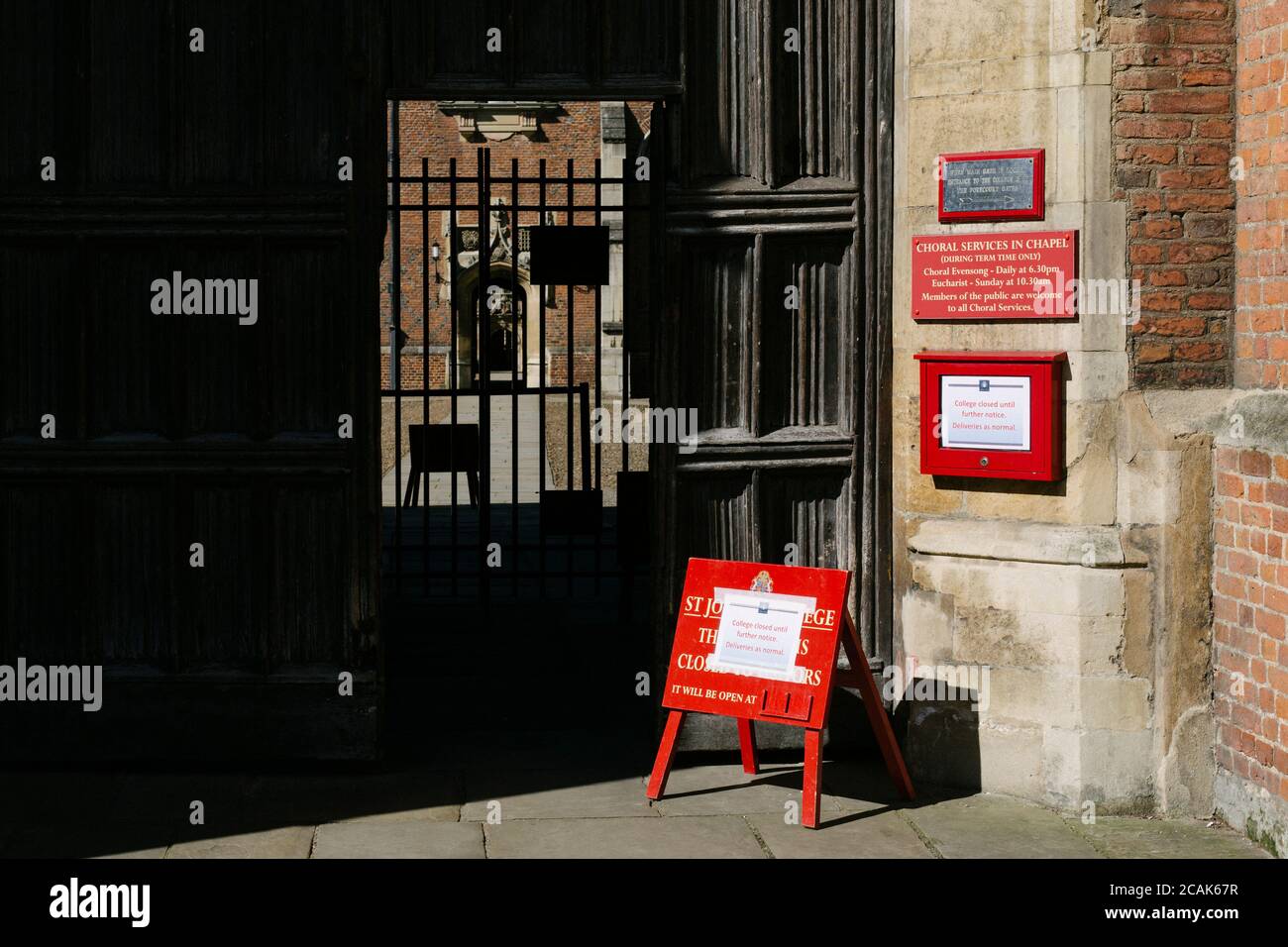 Avviso di chiusura all'ingresso del St John's College alla Cambridge University, Regno Unito, durante la pandemia del coronavirus del 2020. Foto Stock