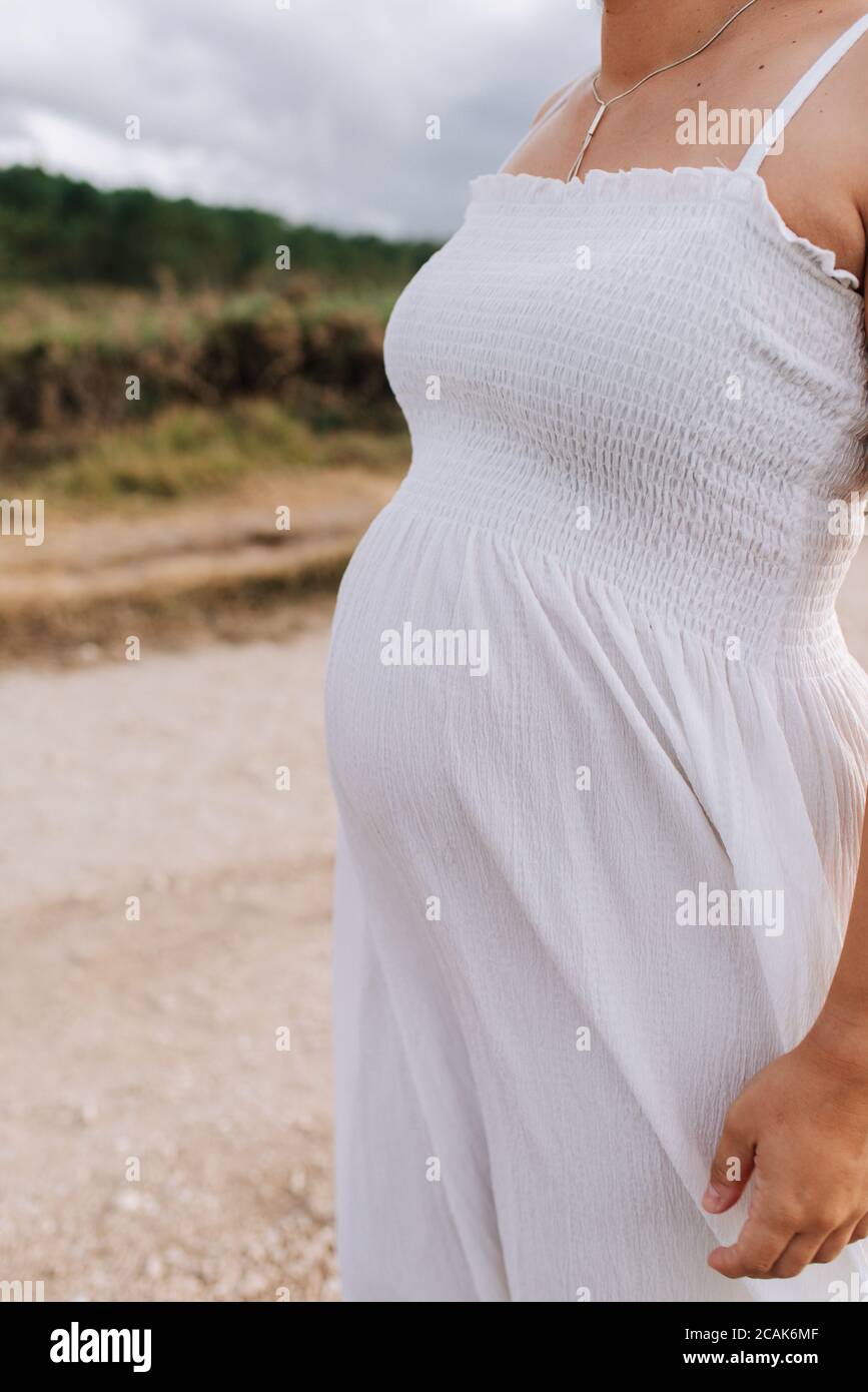 pancia incinta durante l'ottavo mese di gravidanza Foto Stock