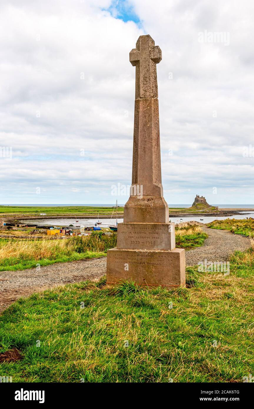 Un semplice ed elegante memoriale di guerra celtico-crociato in pietra doddington rosa Progettato dall'architetto Sir Edward Lutyens per salutare i locali I militari hanno perso la C20 Foto Stock