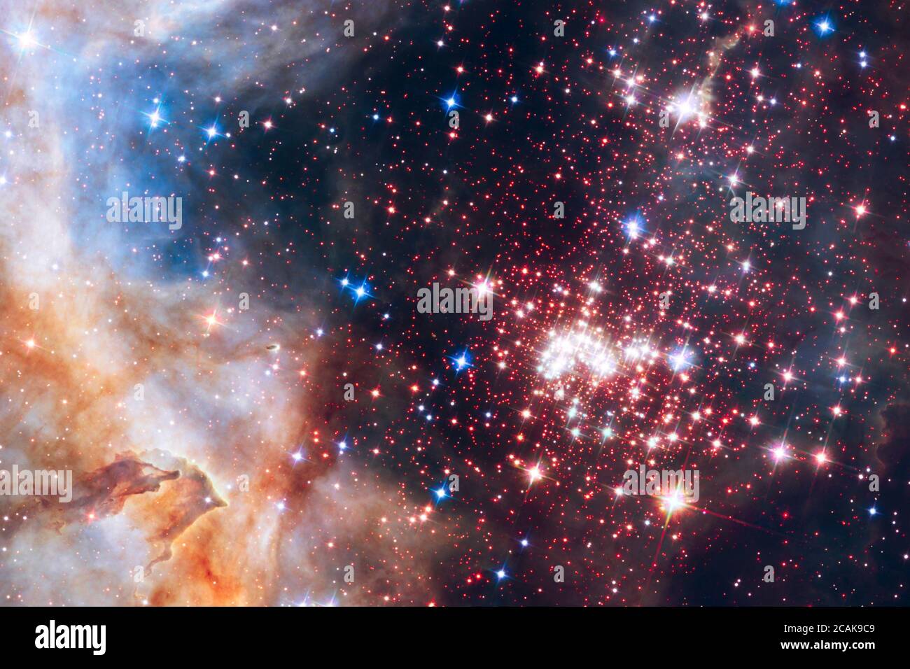 Questa immagine mostra il pezzo forte scintillante del tributo di 25° anniversario di Hubble. Westerlund 2 è un gigantesco gruppo di circa 3000 stelle situato a 20 000 anni luce nella costellazione della Carina. La telecamera di imaging a infrarossi di Hubble attraversa il velo polveroso che avvolge il vivaio stellare, offrendo agli astronomi una visione chiara della densa concentrazione di stelle nel cluster centrale. Foto Stock
