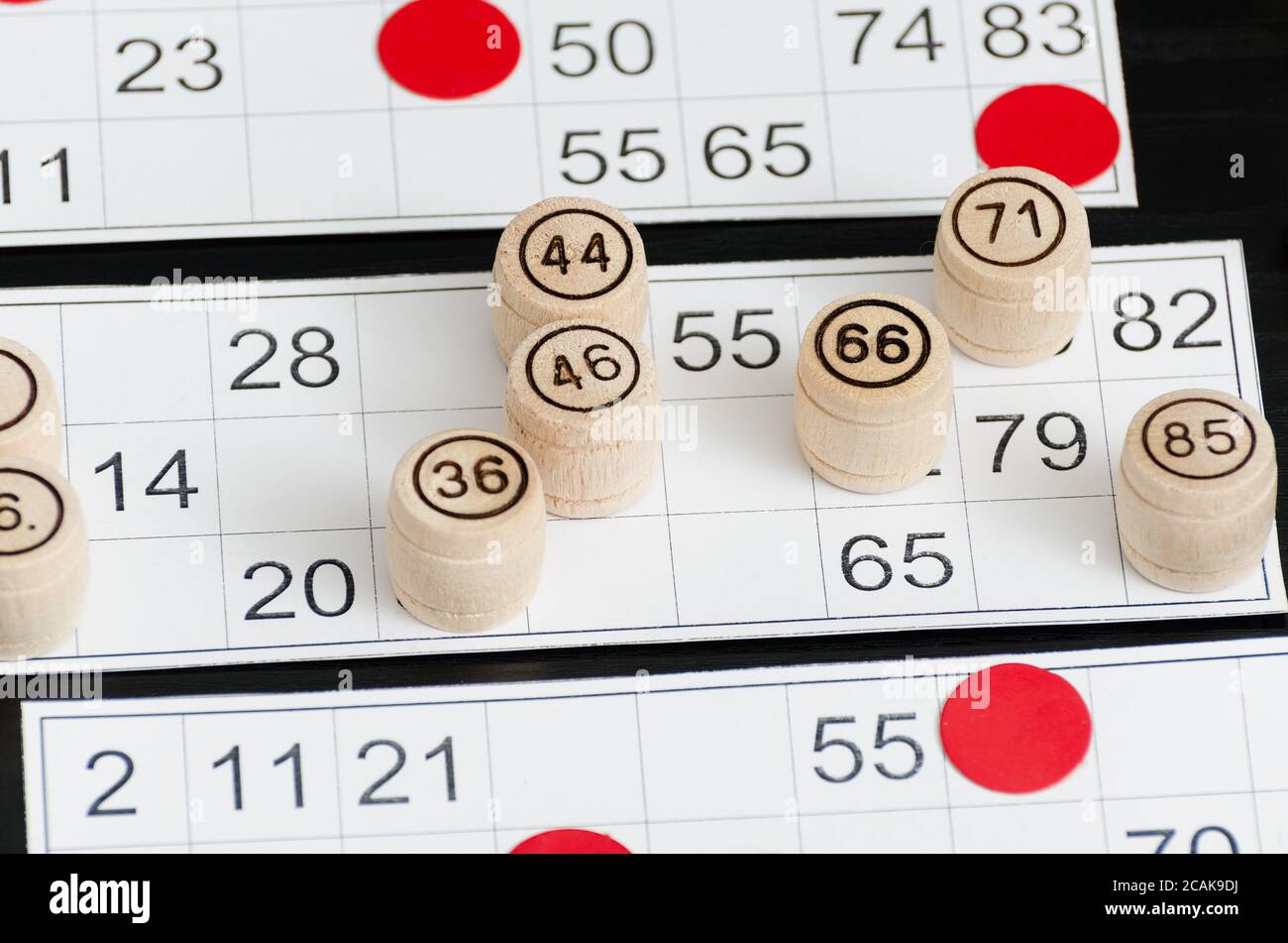 Lotto in legno barili, carte e patatine per giocare. Foto Stock