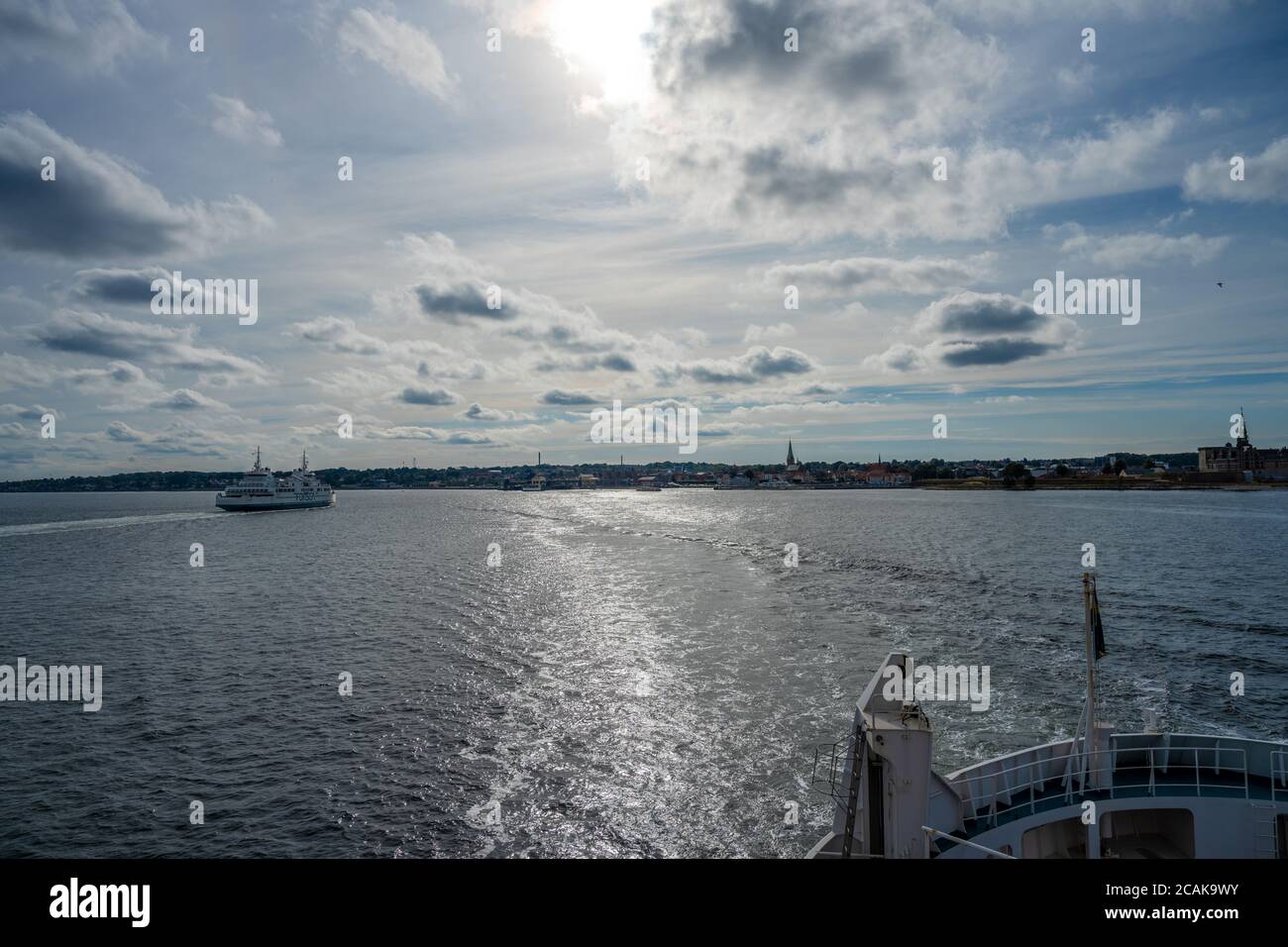 Vista sull'oceano verso Elsinore in Danimarca da una barca. Un'immagine retroilluminata con oceano blu e cielo blu Foto Stock