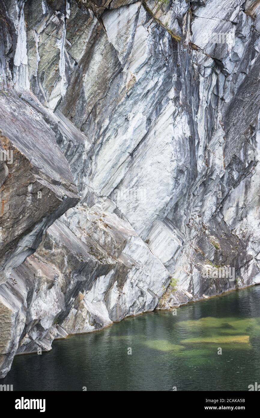 Splendidi paesaggi naturali del parco montano Ruskeala in Carelia. Cava di marmo allagata Foto Stock
