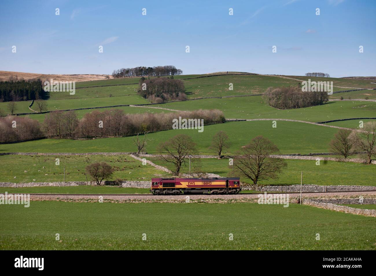DB Cargo classe 66 in inglese gallese e ferrovia scozzese livrea motore leggero lungo la linea di trasporto Rylstone nelle valli dello Yorkshire Foto Stock