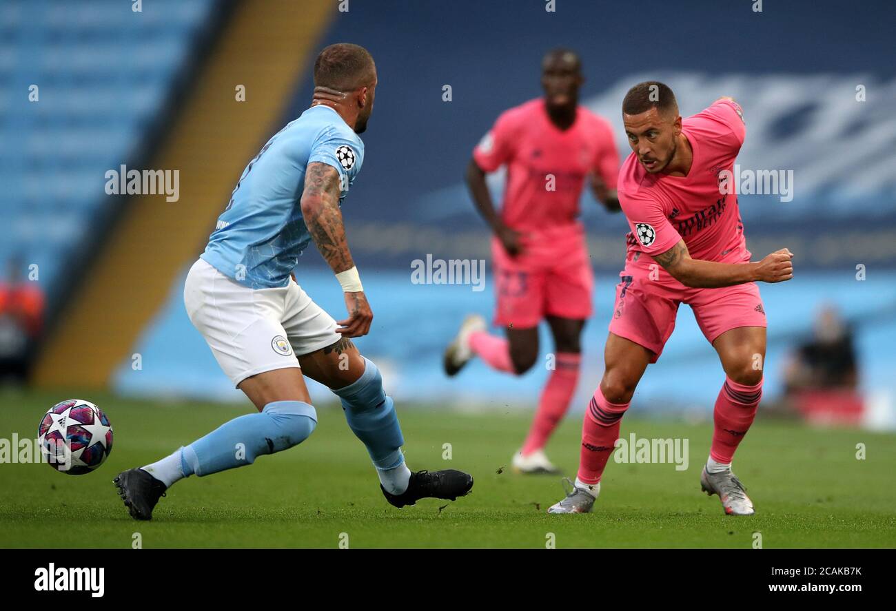 Kyle Walker di Manchester City (a sinistra) e la battaglia Eden Hazard del Real Madrid per la palla durante la UEFA Champions League, round del 16, seconda partita allo stadio Etihad di Manchester. Venerdì 7 agosto 2020. Guarda la storia di calcio della PA Man City. Il credito fotografico dovrebbe essere: Nick Potts/NMC Pool/PA Wire. Foto Stock