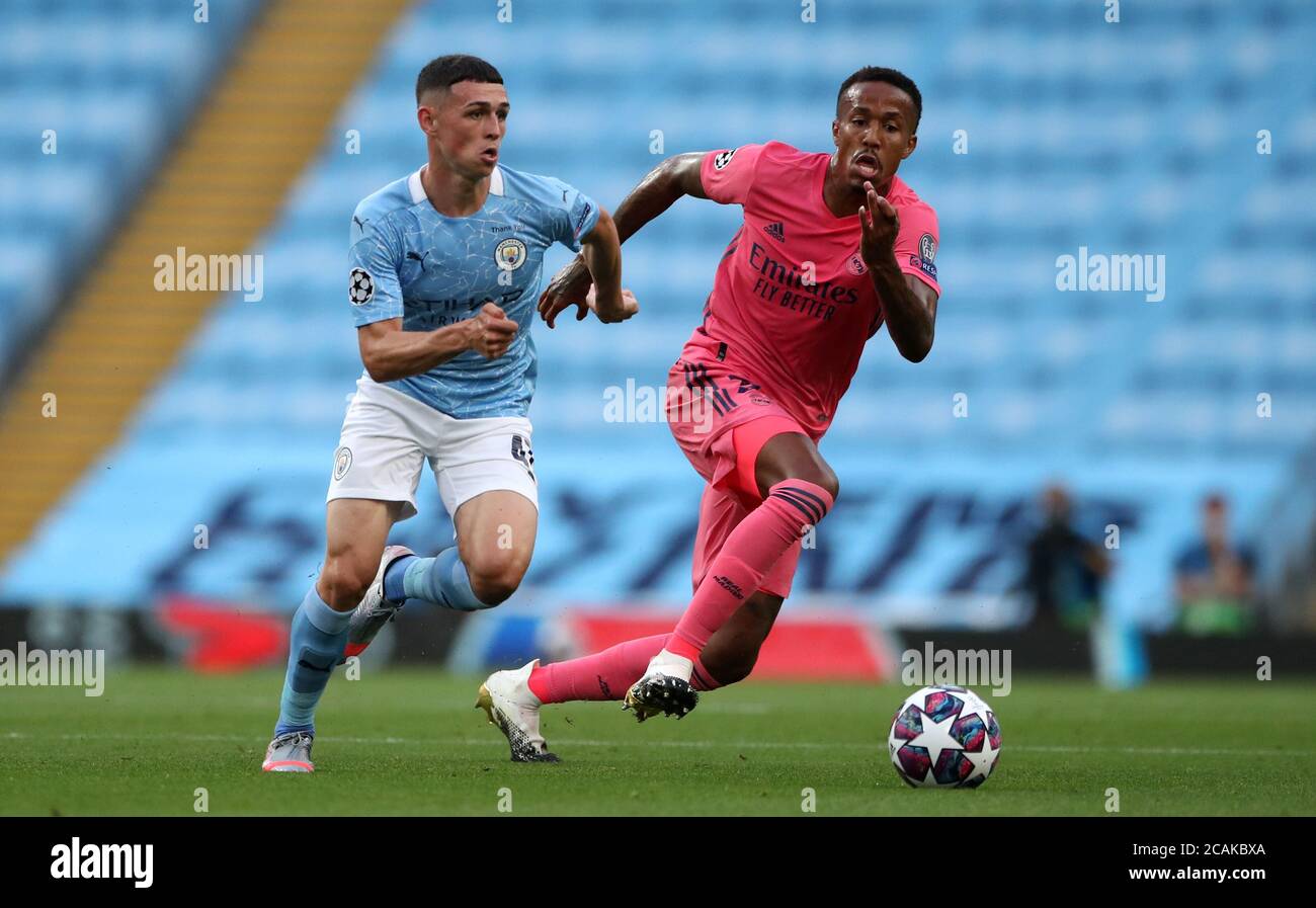 Phil Foden di Manchester City (a sinistra) e Gabriel Eder Militao del Real Madrid combattono per la palla durante la UEFA Champions League, round del 16, seconda tappa allo stadio Etihad di Manchester. Venerdì 7 agosto 2020. Guarda la storia di calcio della PA Man City. Il credito fotografico dovrebbe essere: Nick Potts/NMC Pool/PA Wire. Foto Stock