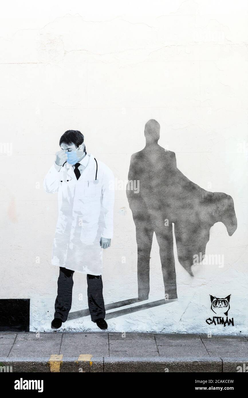 Murale del medico stanco di NHS durante la pandemia di Coronavirus da parte del catman a Whitstable, Regno Unito Foto Stock