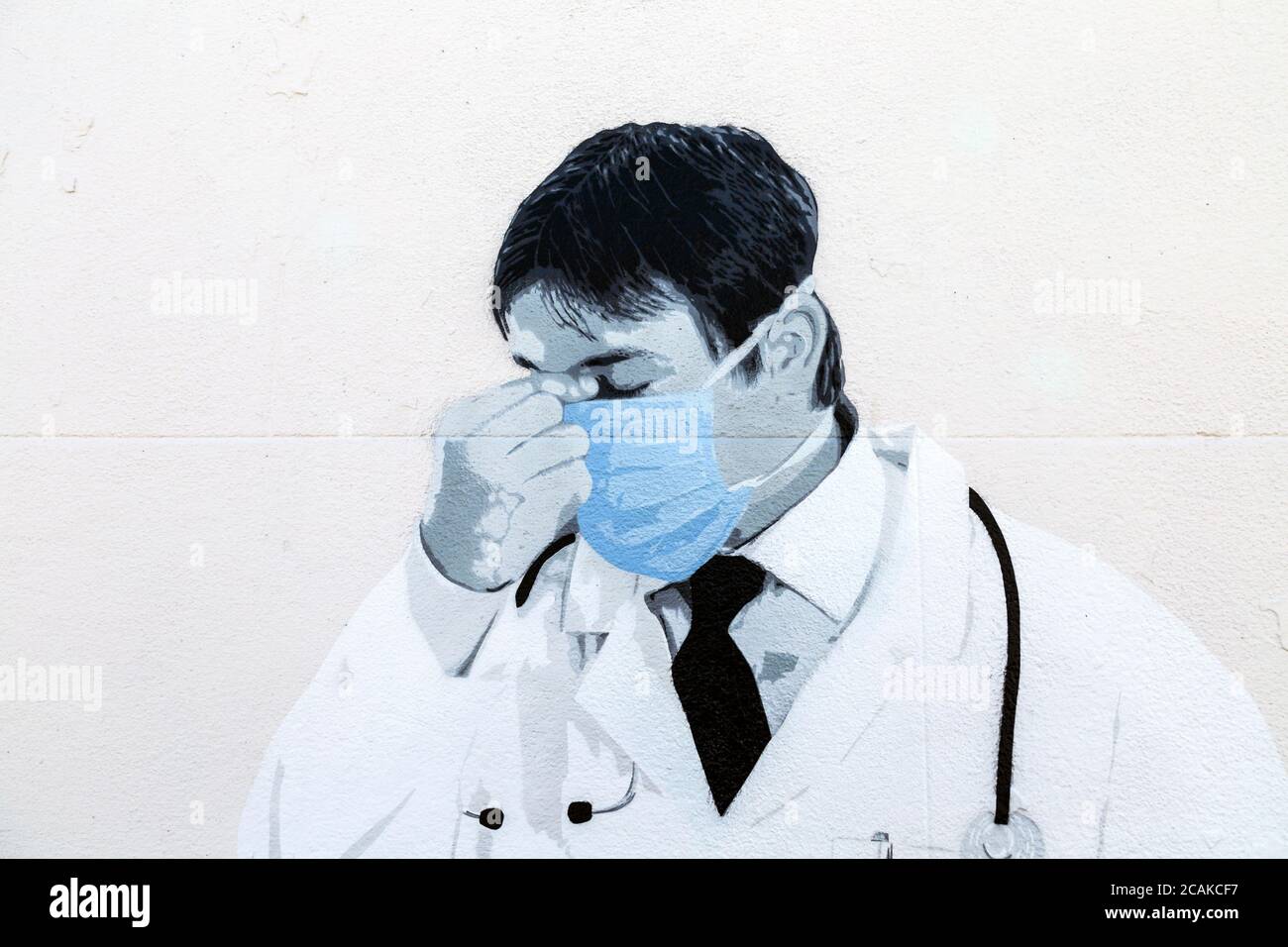 Murale del medico stanco di NHS durante la pandemia di Coronavirus da parte del catman a Whitstable, Regno Unito Foto Stock