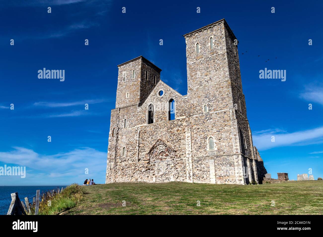 Medievali Reculver Towers e Roman Fort (St Mary's Church), Kent, Regno Unito Foto Stock