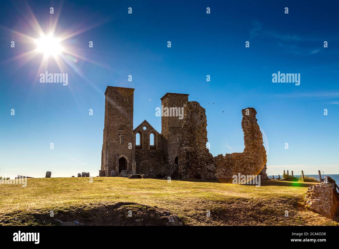 Medievali Reculver Towers e Roman Fort (St Mary's Church), Kent, Regno Unito Foto Stock