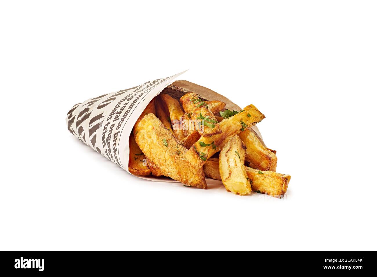 Patatine fritte nel cono di giornale su bianco Foto Stock