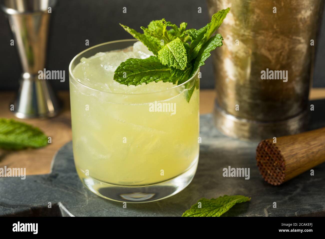 Boozy rinfrescante Chartreuse Smash con menta e limone Foto Stock