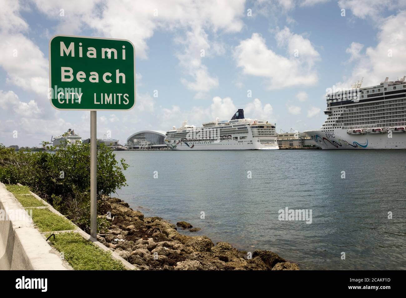 Navi Norwegian Cruise Line ormeggiate a PortMiami, capitale mondiale delle navi da crociera, con un cartello Miami Beach City Limits all'indirizzo, a Miami, Florida, USA Foto Stock