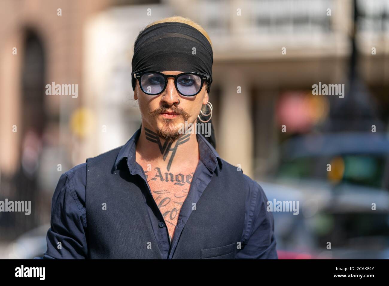 LONDRA, INGHILTERRA - 28 LUGLIO 2020: Ritratto di Johnny Depp tifoso simile all'esterno dell'High Court di Londra durante il procedimento contro il giornale Sun Foto Stock