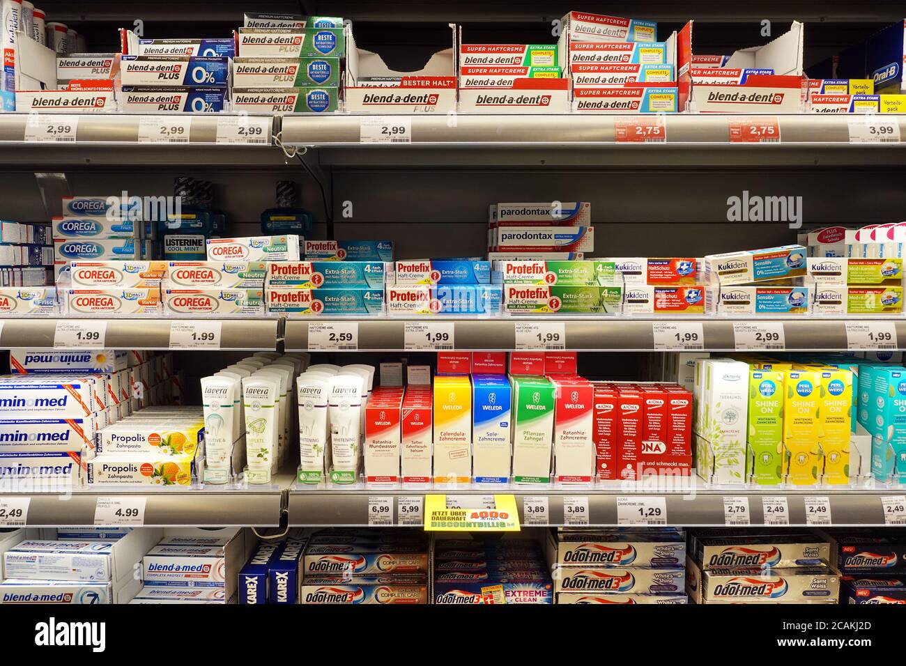 Prodotti per la cura dei denti in un supermercato Foto Stock
