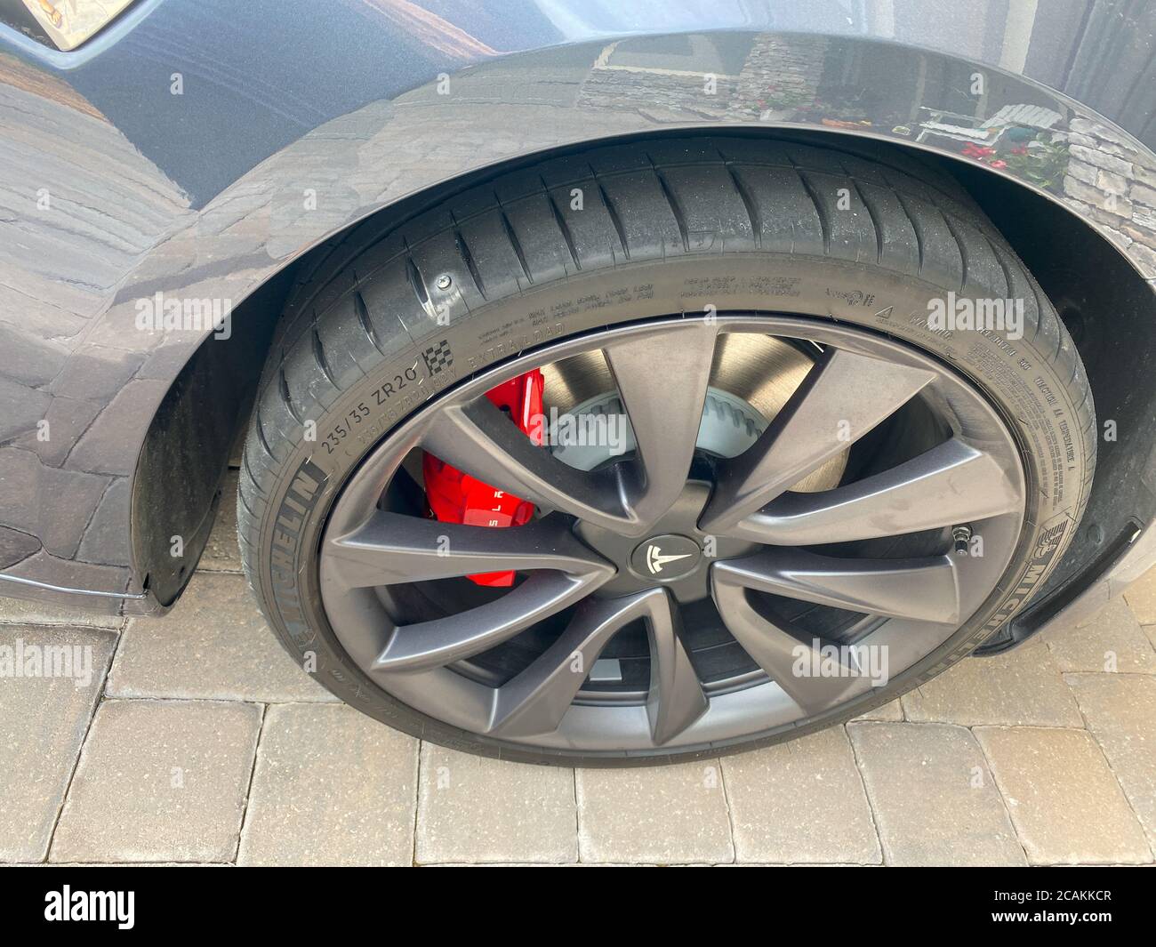 Orlando,FL/USA- 8/2/20: Una Tesla con un pneumatico Michelin che ha un chiodo nel battistrada da riparare o un nuovo pneumatico. Foto Stock