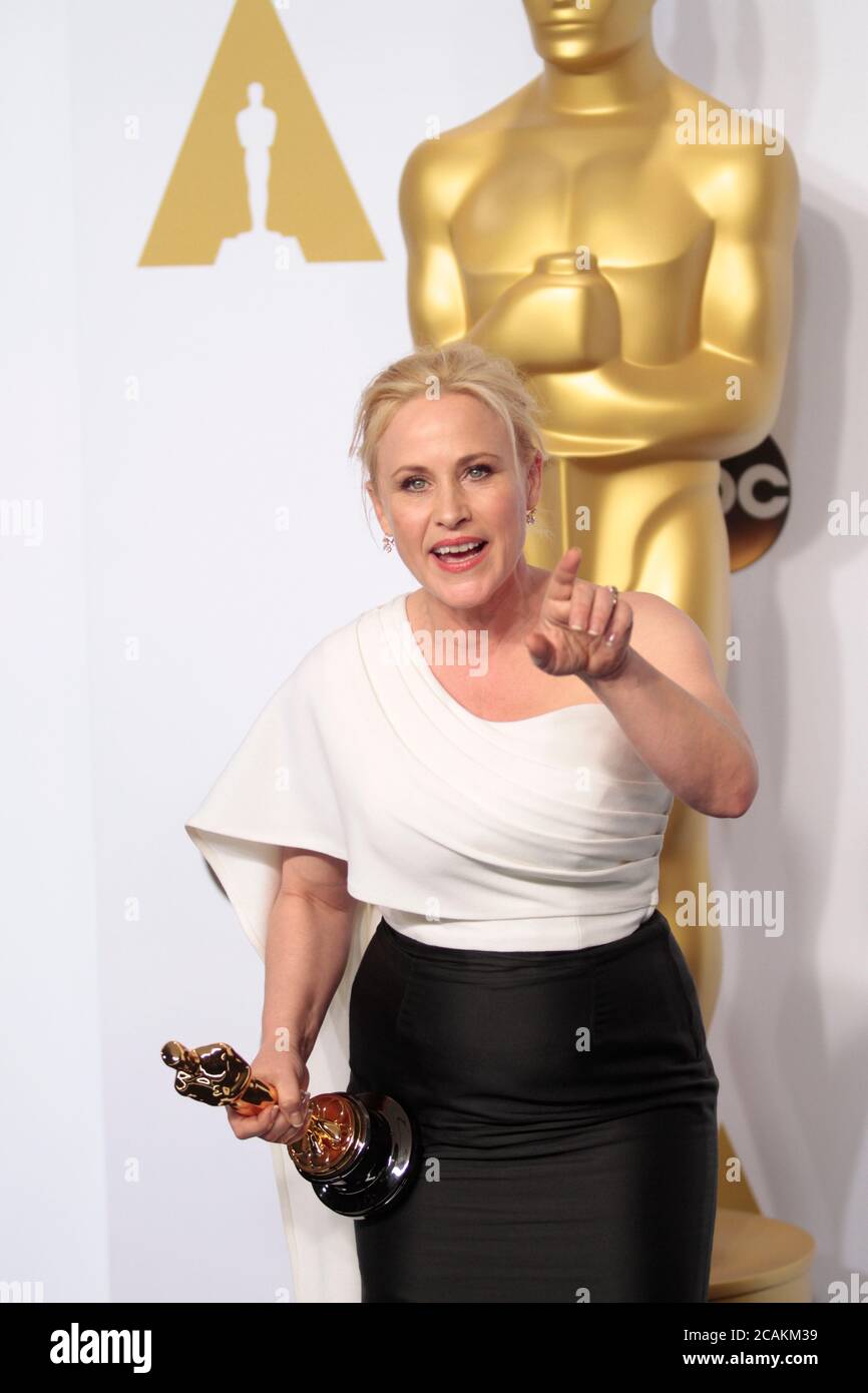 OSCAR - PRESSROOM - Patricia Arquette tiene il suo Oscar per aver vinto la migliore attrice di supporto per il suo ruolo in "Boyhood" nella sala stampa all'87th Academy Awards tenutosi al Dolby Theatre di Los Angeles, il 22 febbraio 2015. Foto di Francis Specker Foto Stock