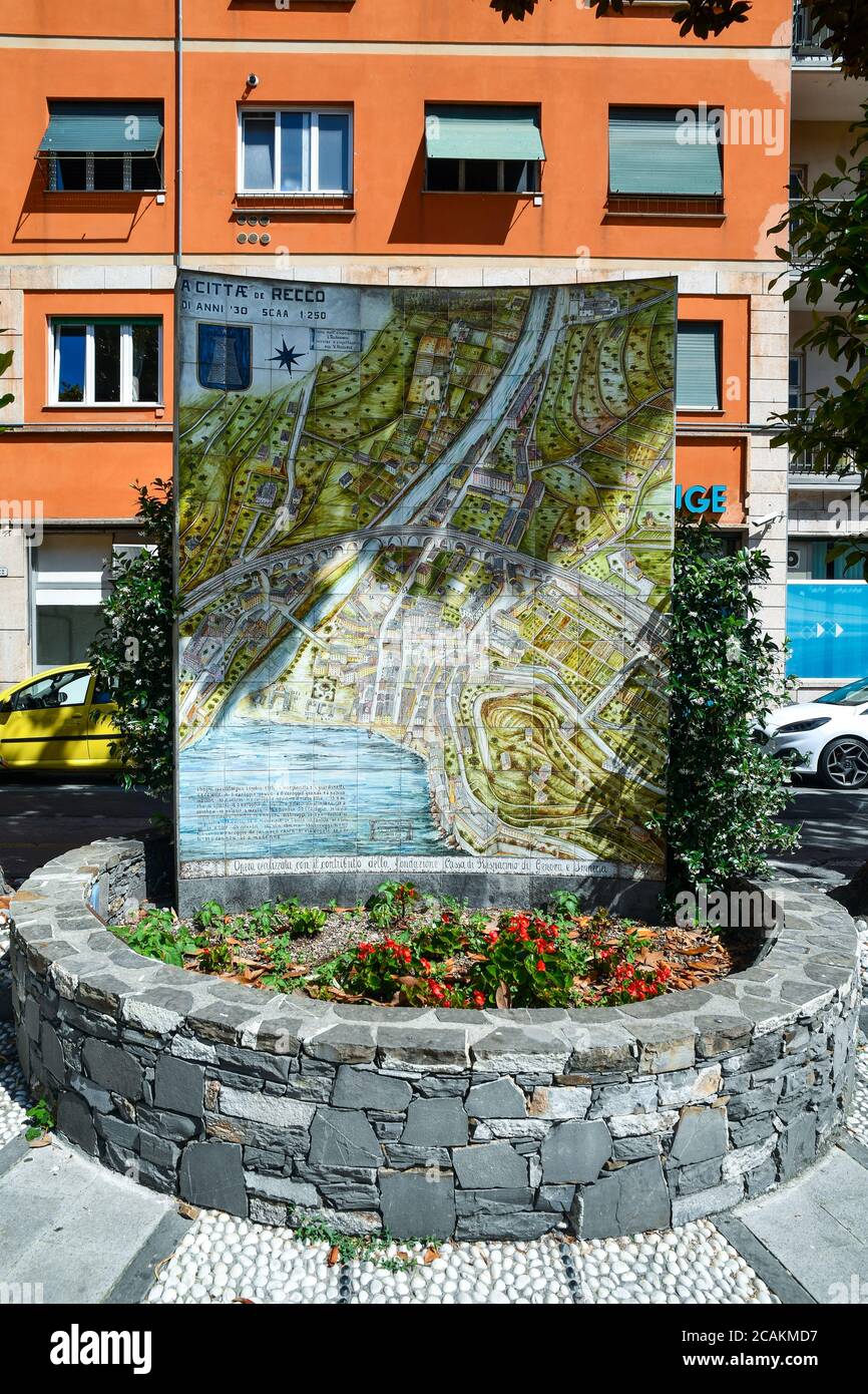 La mappa della città vecchia della città marina di Recco, famosa per la sua focaccia, su un segno di ceramica dipinta, Genova, Liguria, Italia Foto Stock