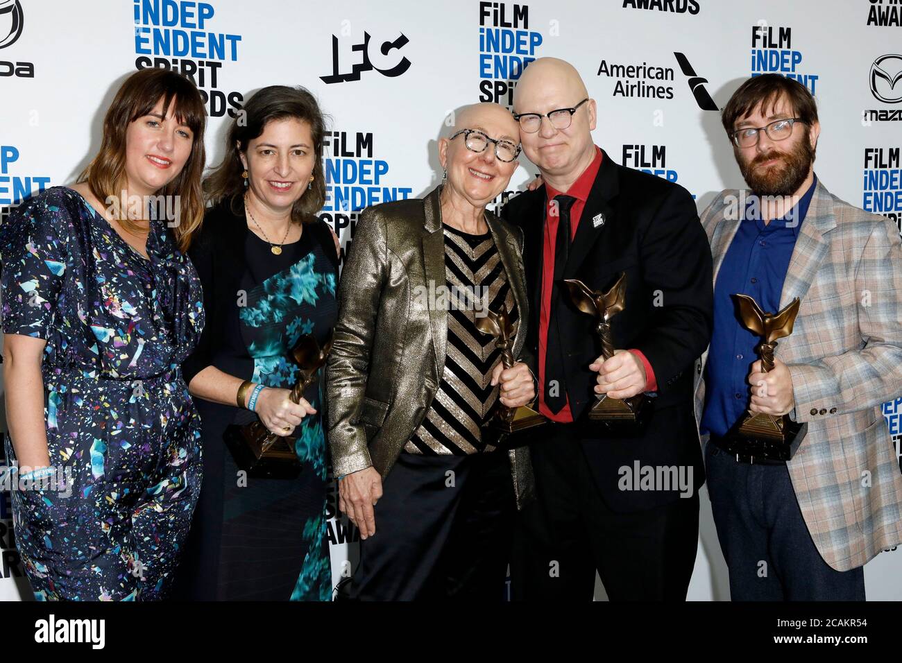 LOS ANGELES - 8 FEBBRAIO: Lindsay Utz, Julie Parker Benello, Julia Reichert, Steven Bognar, Jeff Reichert al Film Independent Spirit Awards 2020 alla spiaggia l'8 febbraio 2020 a Santa Monica, California Foto Stock