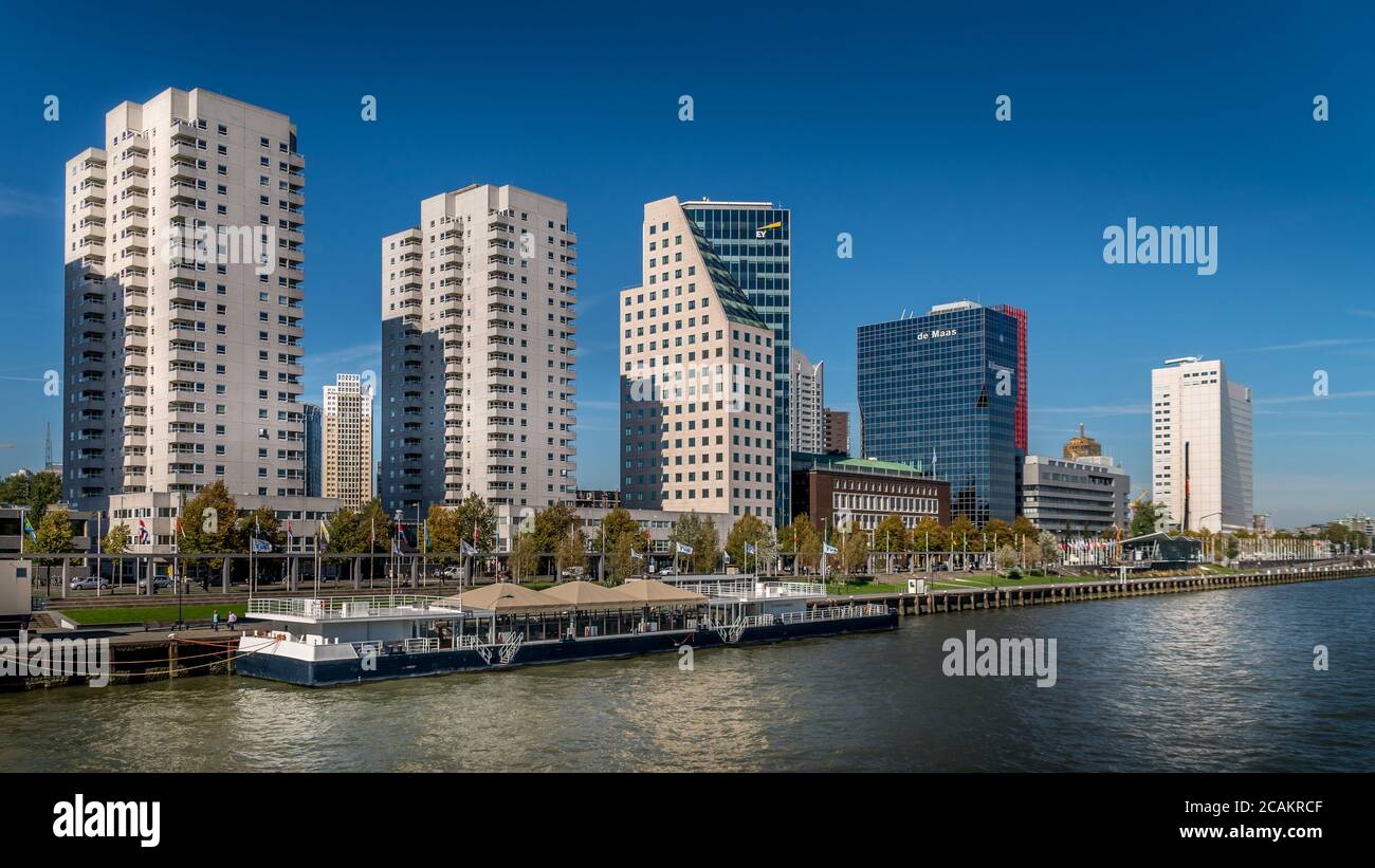 Alti e moderni condomini e alti edifici per uffici Il Boompjeskade lungo il fiume Nieuwe Maas Foto Stock