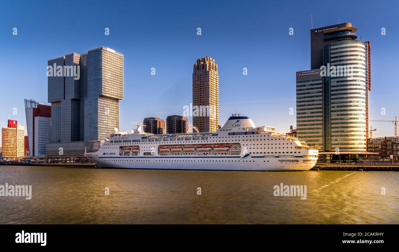 Edifici alti e architettonici moderni e una nave da crociera Il terminal delle navi da crociera Holland Amerikakade in Foto Stock