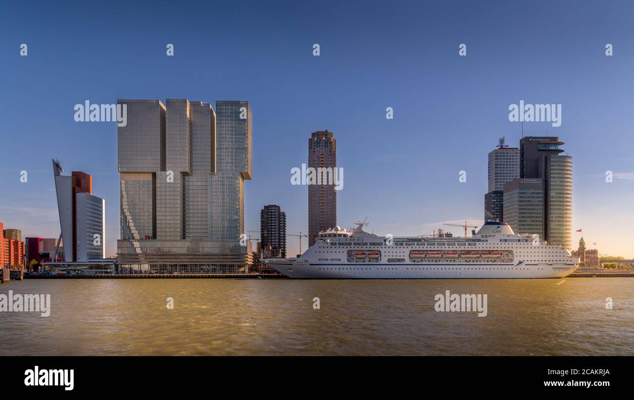 Edifici alti e architettonici moderni e una nave da crociera Il terminal delle navi da crociera Holland Amerikakade in Foto Stock