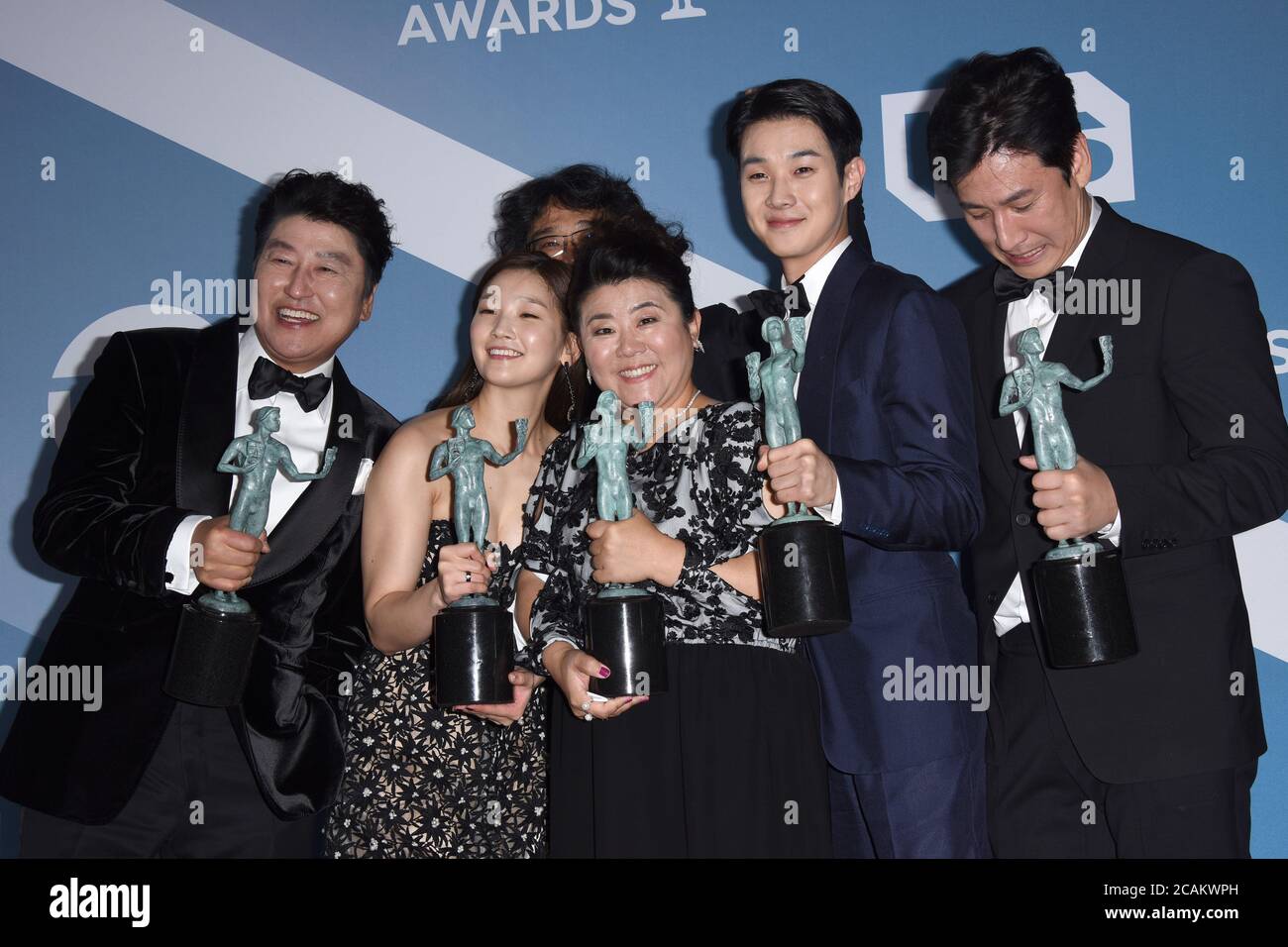 LOS ANGELES - GEN 19: Kang-ho Song, Bong Joon-ho, SO-Dam Park, Jeong-eun Lee, Sun-kyun Lee, Woo-sik Choi al 26° schermo attori Guild Awards al Shrine Auditorium il 19 gennaio 2020 a Los Angeles, CA Foto Stock