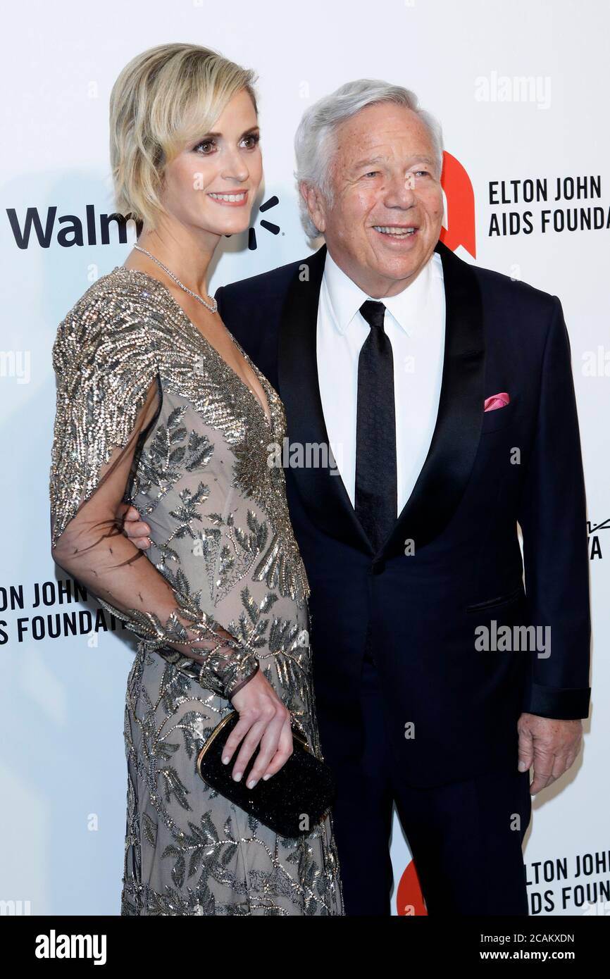 LOS ANGELES - 9 FEBBRAIO: Dana Blumberg, Robert Kraft al 28° Elton John Aids Foundation Viewing Party al West Hollywood Park il 9 febbraio 2020 a West Hollywood, California Foto Stock