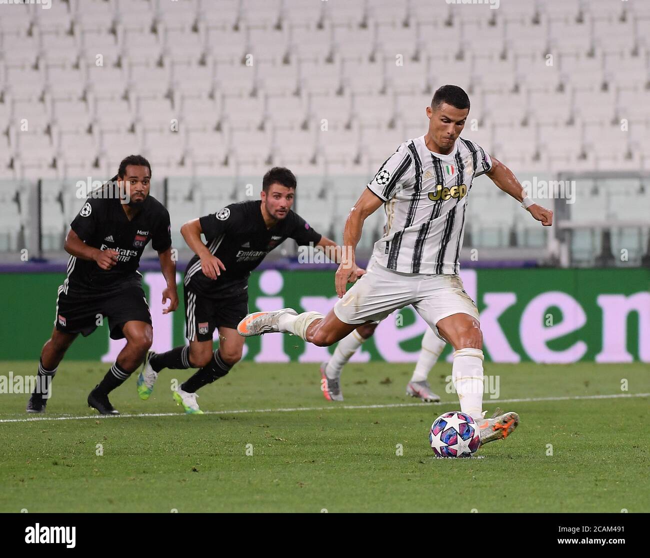 Torino. 7 agosto 2020. Cristiano Ronaldo (R) del FC Juventus segna un calcio di punizione durante il round della UEFA Champions League di sedici 2° tappa tra FC Juventus e Olympique Lyonnais a Torino, Italia, 7 agosto 2020. Credit: Federico Tardito/Xinhua/Alamy Live News Foto Stock