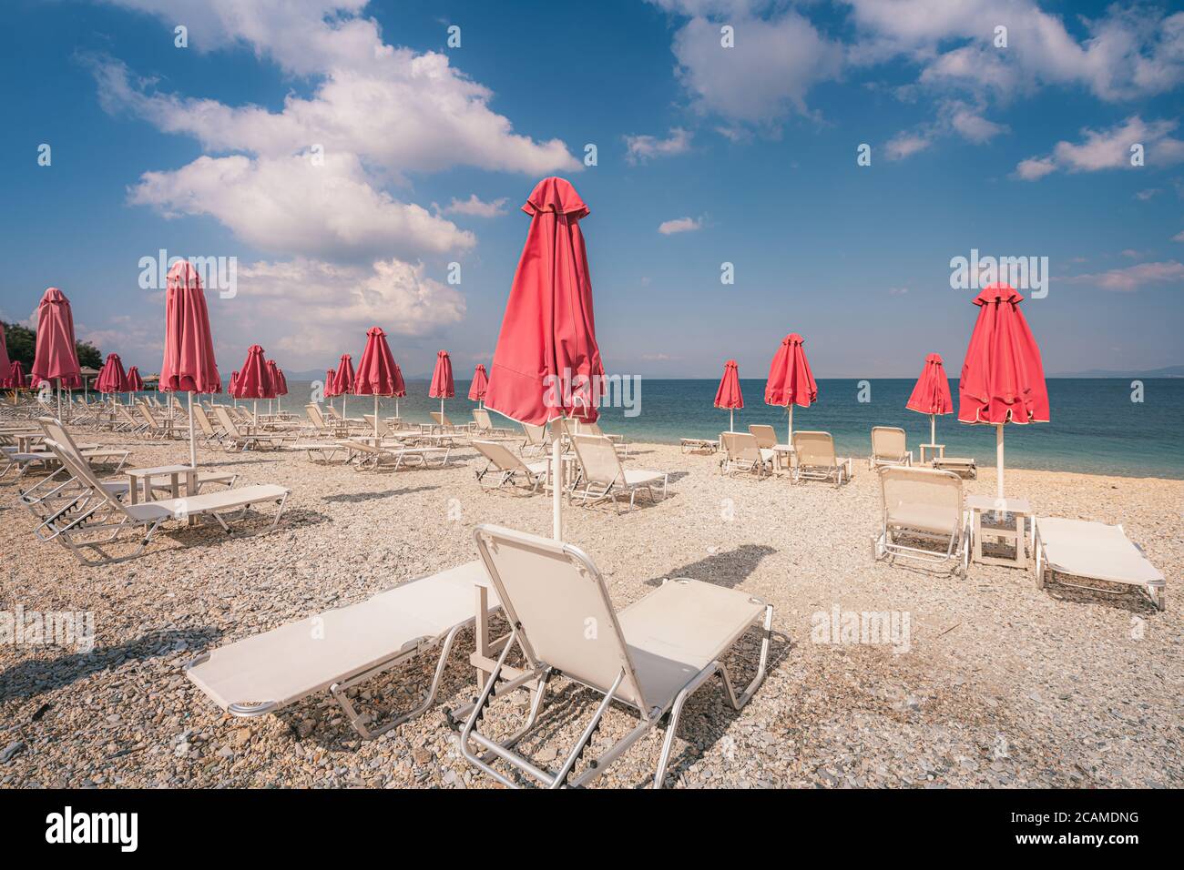Ombrelloni sulla spiaggia vuota di Afissos, Grecia Foto Stock