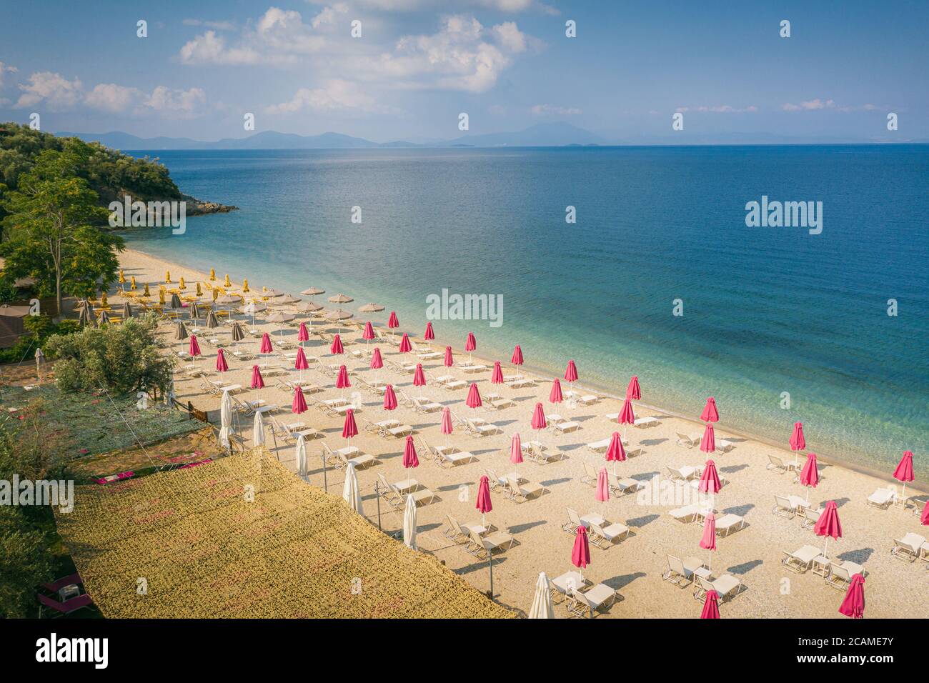 Ombrelloni sulla spiaggia vuota di Afissos, Grecia Foto Stock