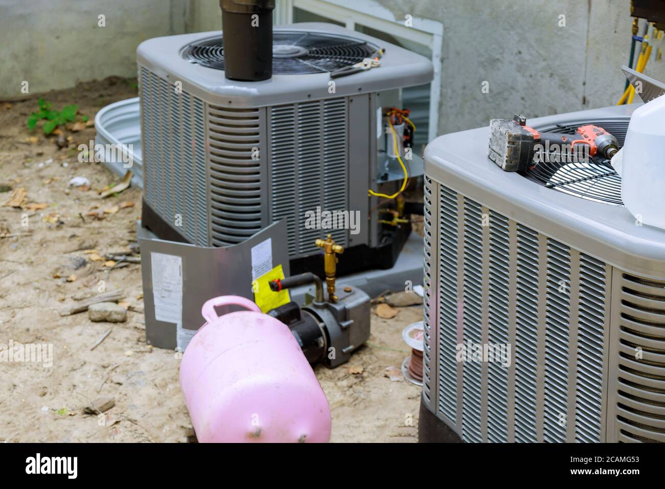 Impianto di climatizzazione assemblato durante la manutenzione preventiva su a. condensatore dell'aria condizionata che rifornisce l'aria condizionata con freon Foto Stock