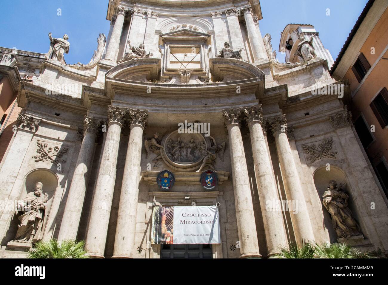 L'ingresso alla Chiesa di San Marcello a Roma Foto Stock