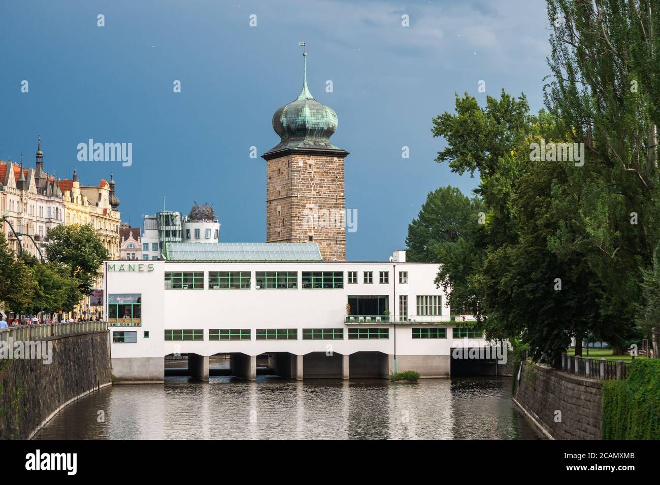 Praga, Repubblica Ceca - Luglio 10 2020: Galleria funzionalista Manes sul fiume Moldava. Una famosa sala espositiva in stile Bauhaus Modernista e Functi Foto Stock