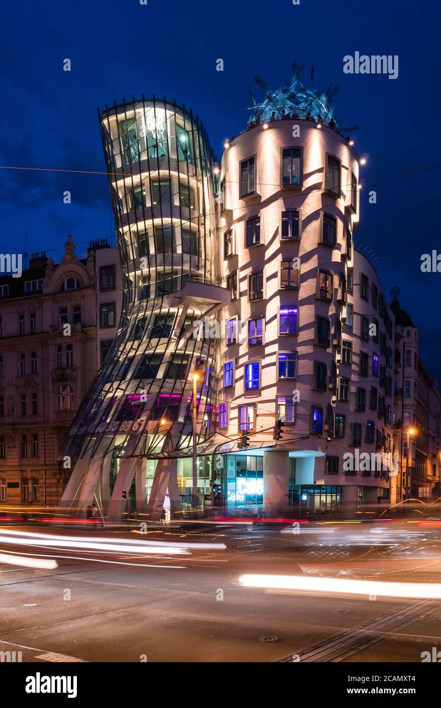 Praga, Repubblica Ceca - Luglio 10 2020: Dancing House illuminata di notte. Soprannominato Fred e Ginger, chiamato Tancici Dum in ceco a Praga, progettato Foto Stock