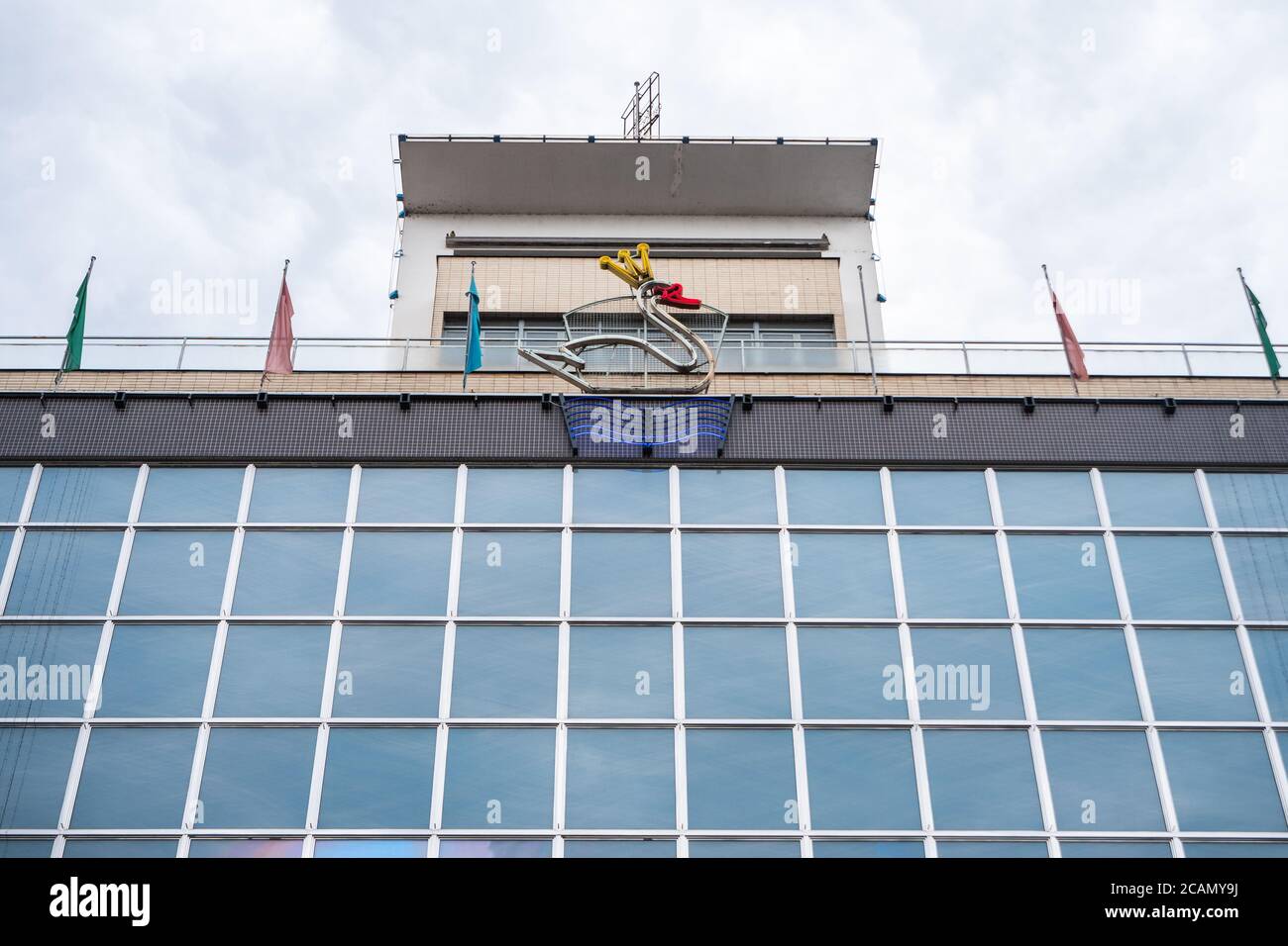 Praga, Repubblica Ceca - Luglio 11 2020: Il grande magazzino Bila Labut esterno nello stile internazionale del funzionalismo. Un esempio importante degli anni '30 Foto Stock