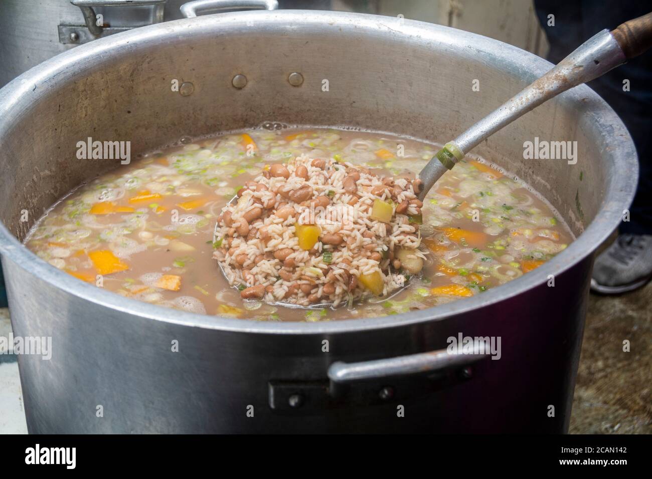 Ogni venerdì viene servita una grande zuppa di riso, cereali e carne. Nella Parrocchia Maria Auxiliadora di Boleita, Caracas, Venezuela, attraverso il programma ' Foto Stock