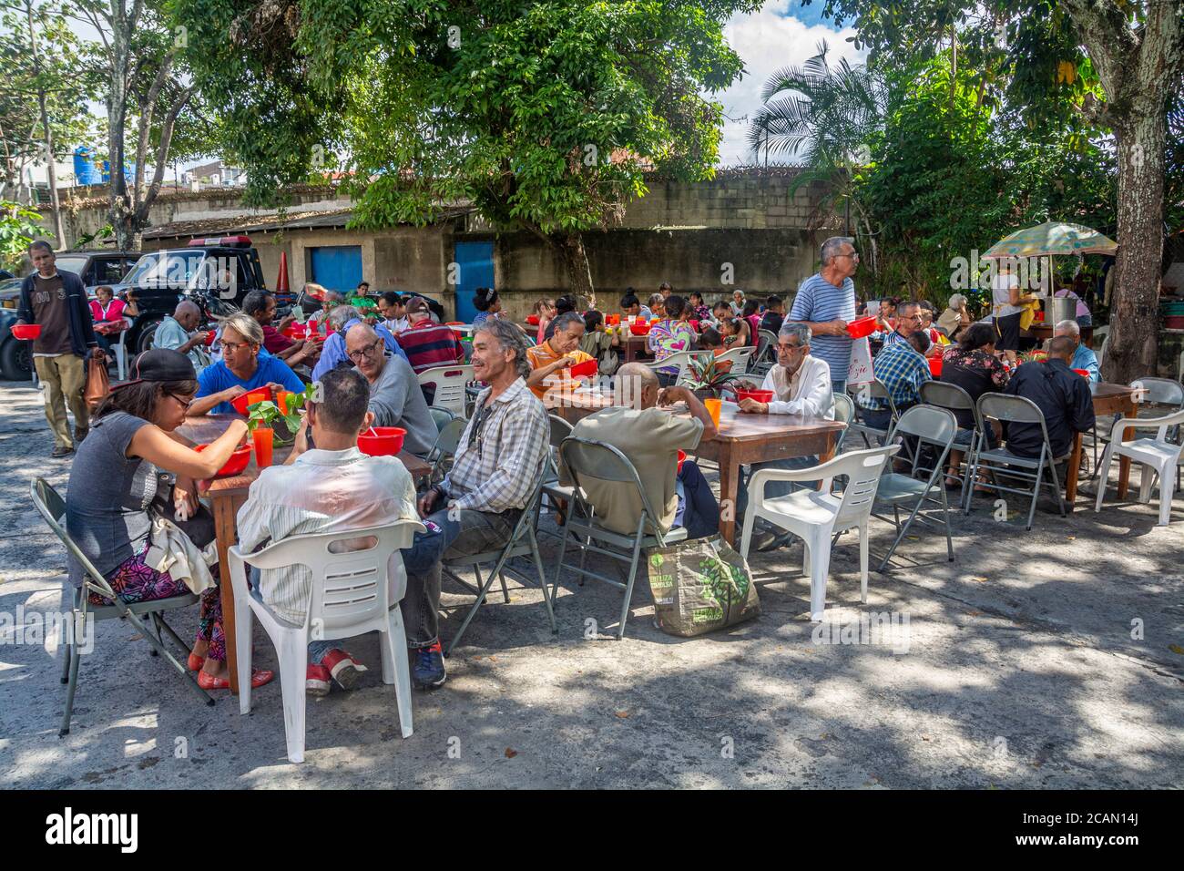 Ogni venerdì vengono distribuiti più di 300 piatti di cibo. Nella Parrocchia Maria Auxiliadora di Boleita, Caracas, Venezuela, attraverso il programma 'Pot of Foto Stock