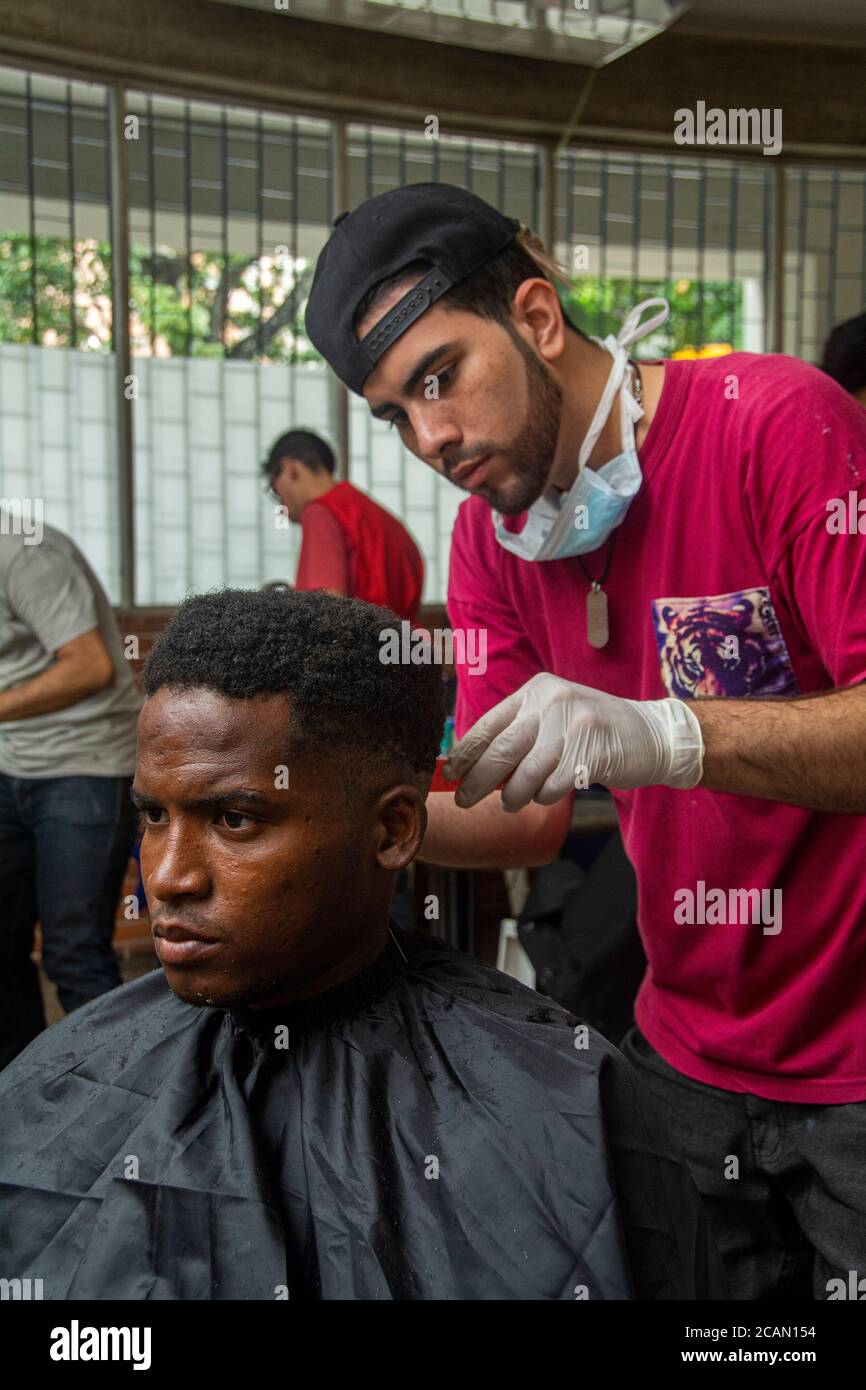 A volte offrono anche un servizio di barbiere per uomini e ragazzi. Nella Parrocchia Maria Auxiliadora di Boleita, Caracas, Venezuela, attraverso il programma ' Foto Stock