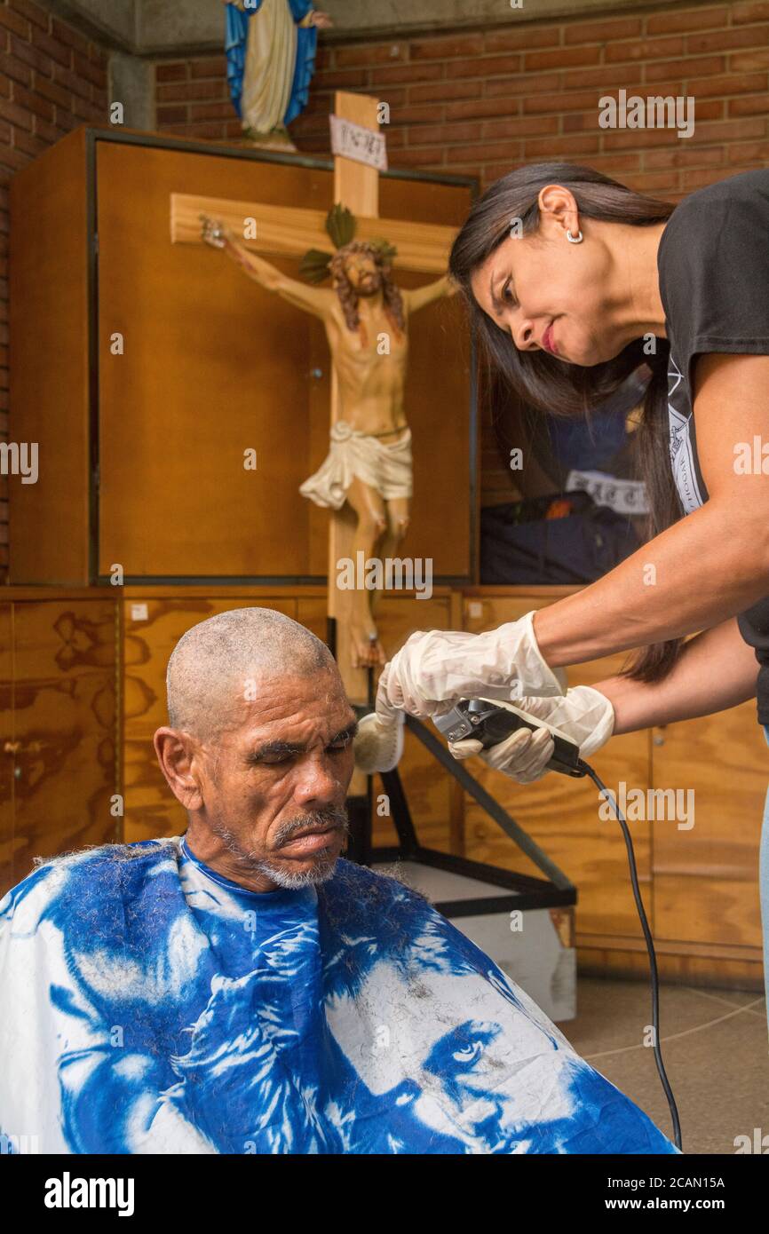A volte offrono anche un servizio di barbiere per uomini e ragazzi. Nella Parrocchia Maria Auxiliadora di Boleita, Caracas, Venezuela, attraverso il programma ' Foto Stock
