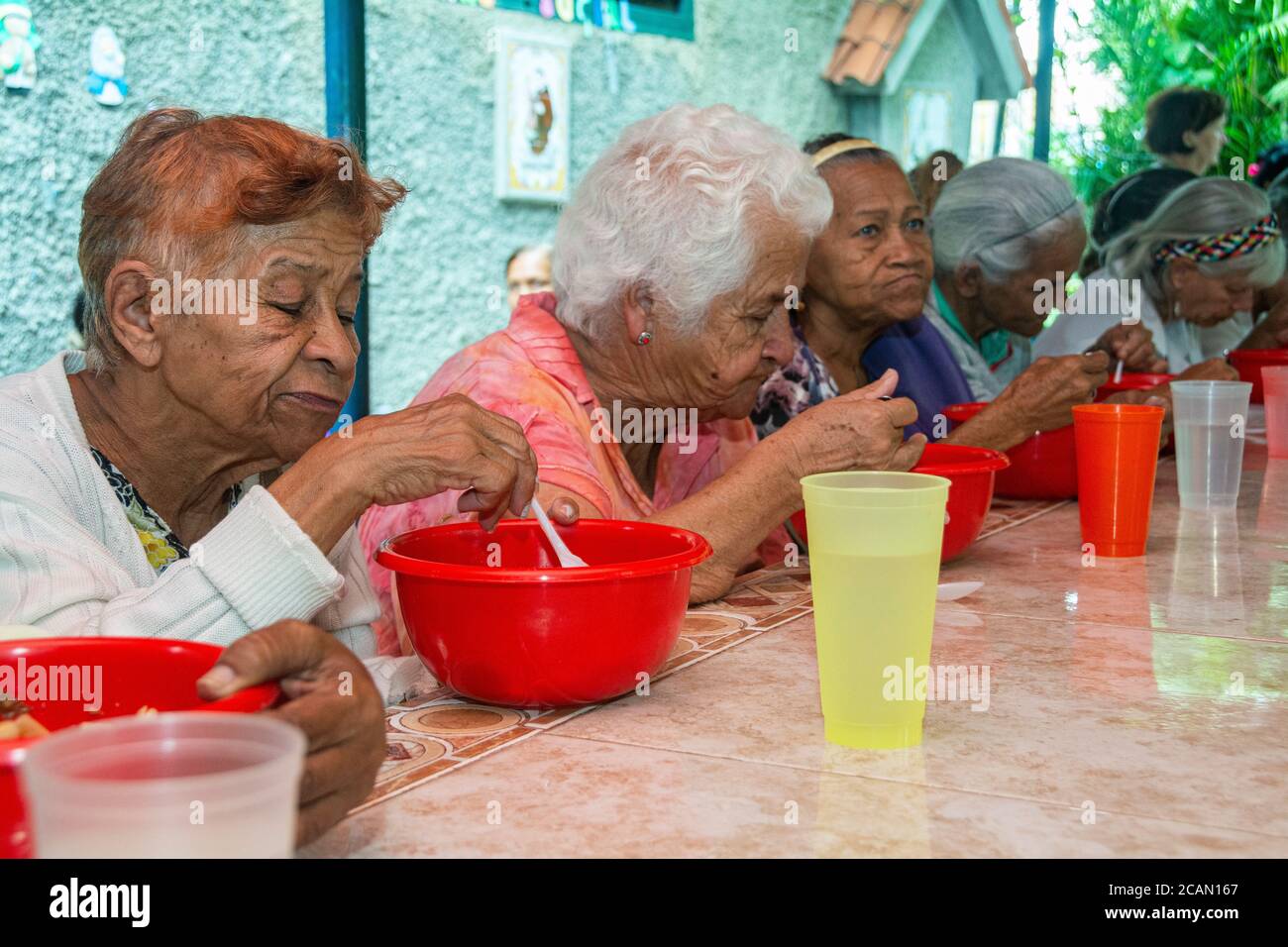 Il gruppo chiamato le nonne, sono le prime a ricevere il pranzo del venerdì nella parrocchia. Nella parrocchia Maria Auxiliadora di Boleita, Caracas, venez Foto Stock