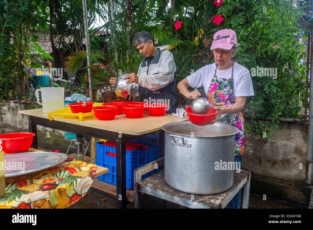 I volontari aiutano ogni venerdì a preparare e consegnare il cibo. Nella Parrocchia Maria Auxiliadora di Boleita, Caracas, Venezuela, attraverso il programma 'Pot Foto Stock