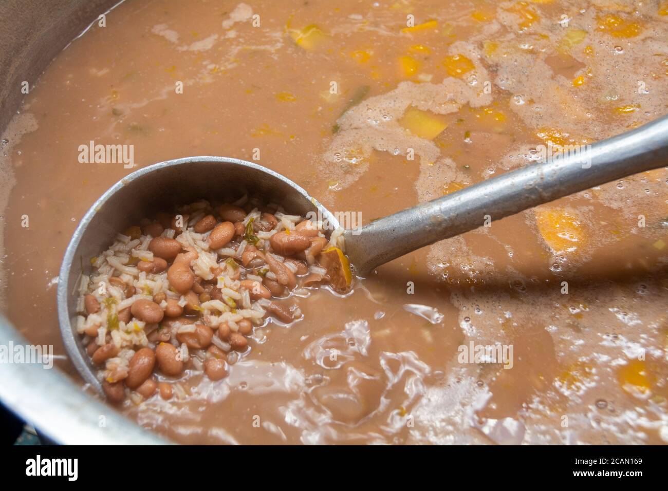 Ogni venerdì viene servita una grande zuppa di riso, cereali e carne. Nella Parrocchia Maria Auxiliadora di Boleita, Caracas, Venezuela, attraverso il programma ' Foto Stock