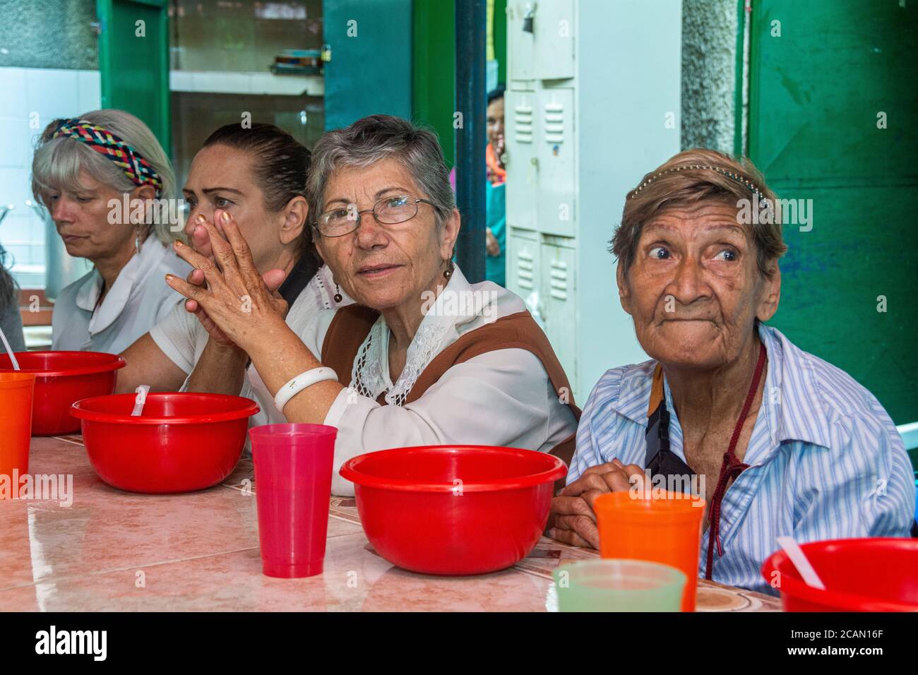 Il gruppo chiamato le nonne, sono le prime a ricevere il pranzo del venerdì nella parrocchia. Nella parrocchia Maria Auxiliadora di Boleita, Caracas, venez Foto Stock